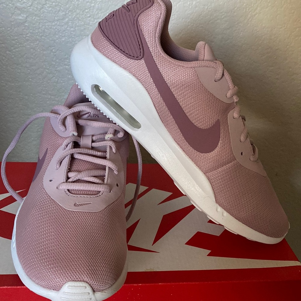 Womens Nike Air Max Oketo Shoes